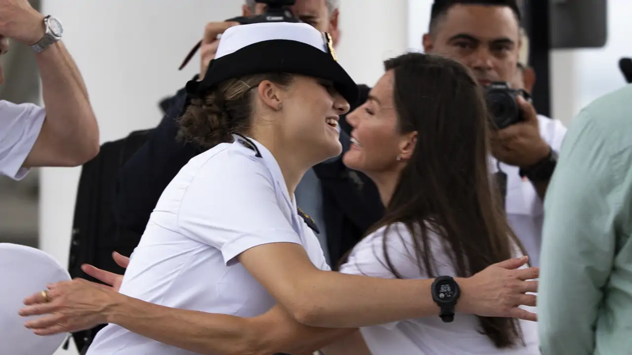 Los reveladores gestos de la reina Letizia, más madre que nunca, en Panamá: de su abrazo a la princesa Leonor a su charla con otros familiares