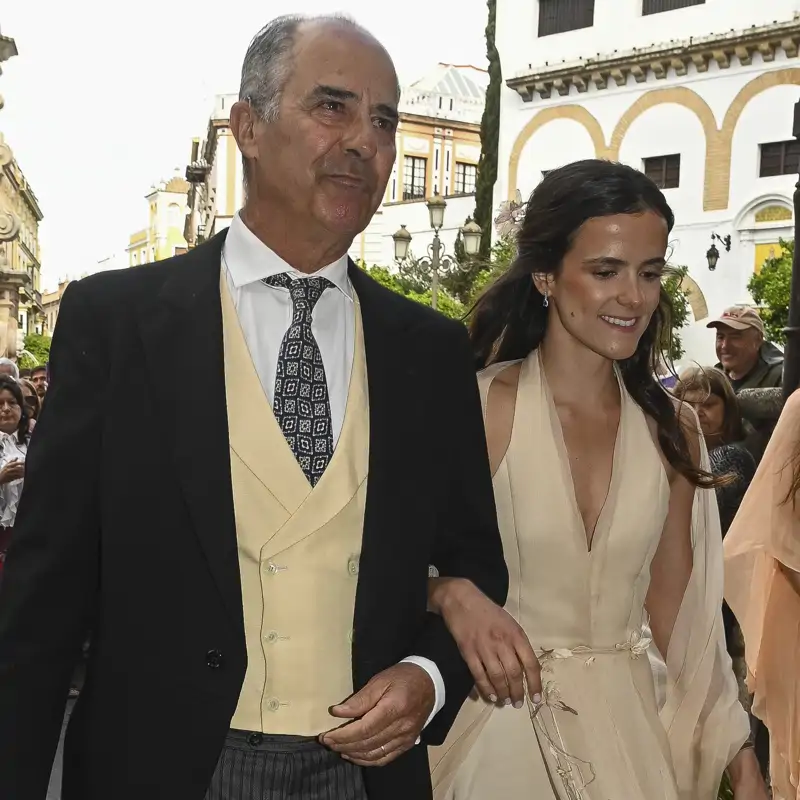 Pepa Astolfi enamora con su atípico vestido de novia en su boda con Lorenzo Morejón: sin mangas y llamativa falda con pinzas