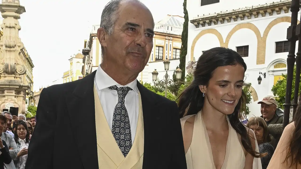 Pepa Astolfi enamora con su atípico vestido de novia en su boda con Lorenzo Morejón: sin mangas y llamativa falda con pinzas
