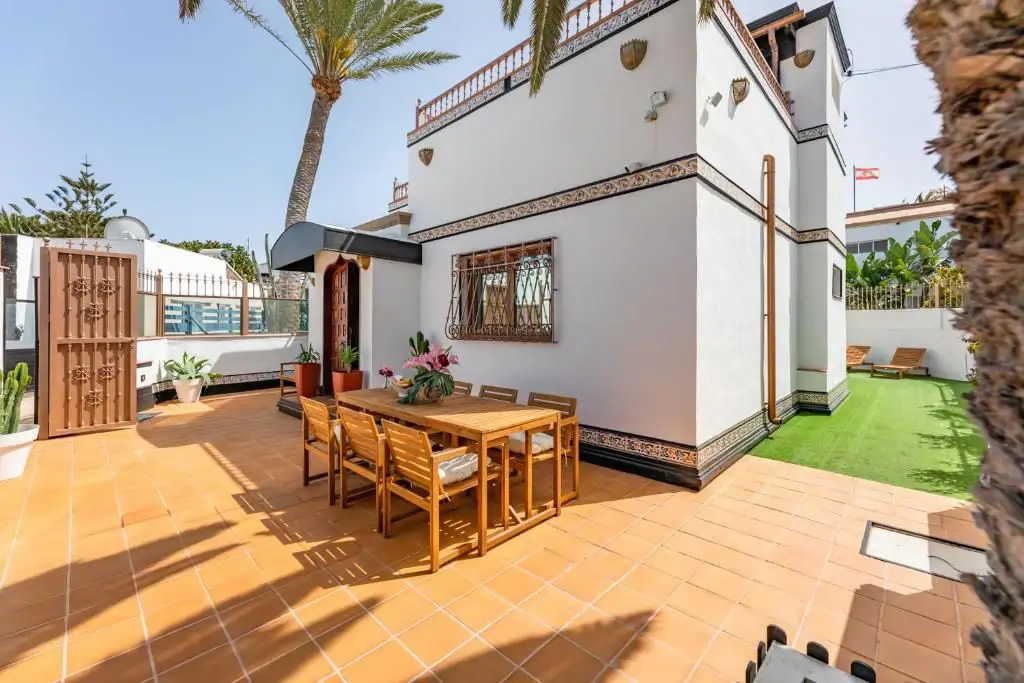 Una villa de dos plantas y 206 metros cuadrados