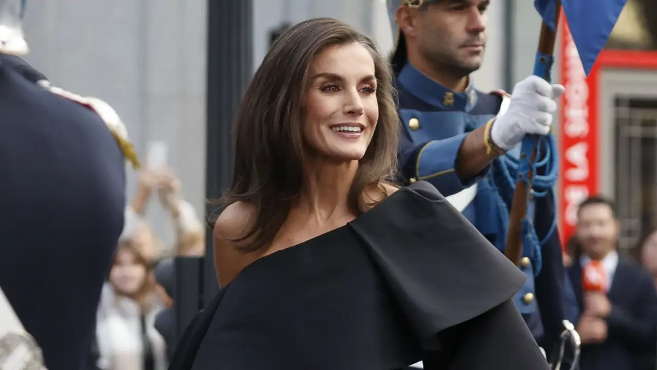 Una experta en protocolo advierte sobre la reina Letizia: "Si se vistiese de flamenca en la Feria de Abril, también lo debería hacer de otros trajes regionales"