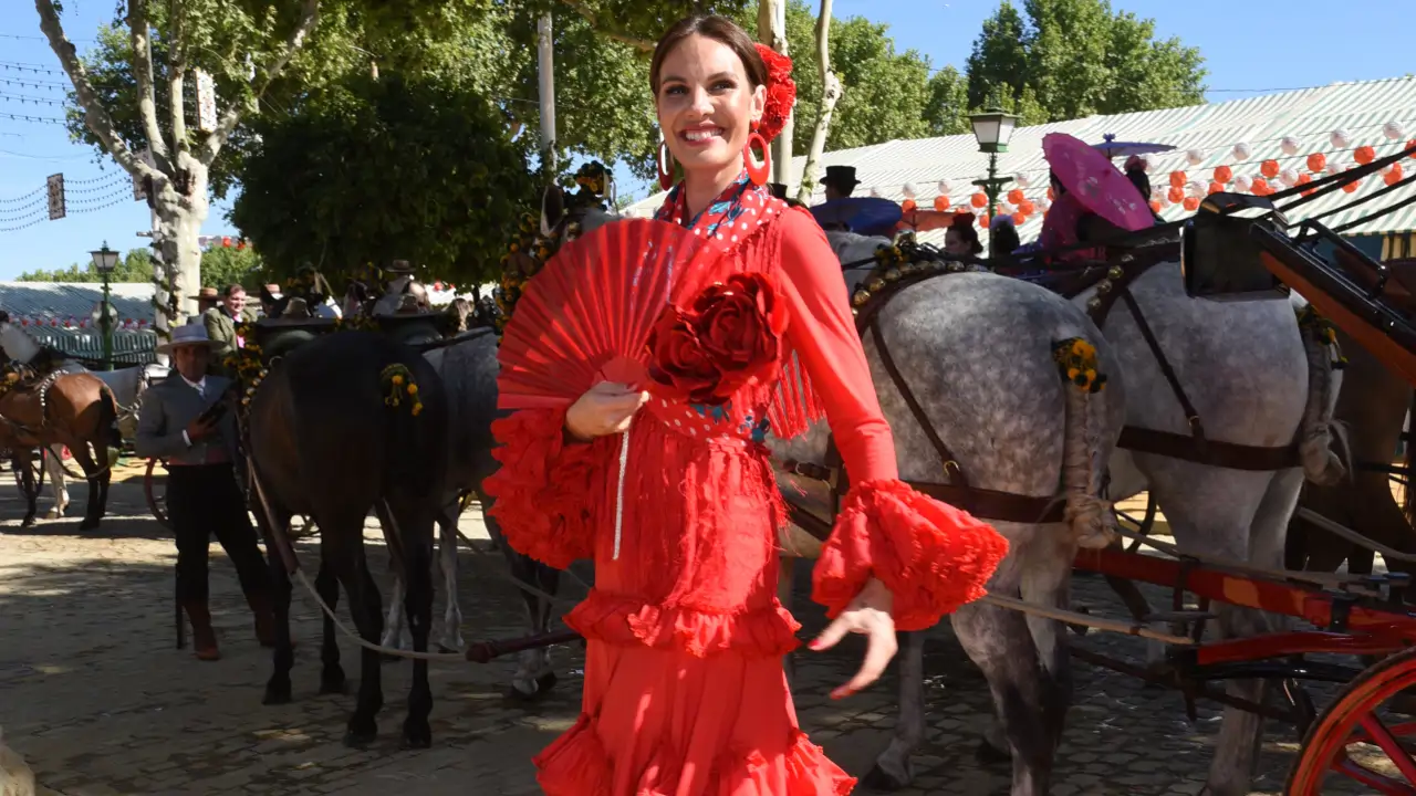 María José Goméz Verdú, experta en protocolo, advierte sobre la Feria de abril: “El traje de flamenca debe usarse solo de día, nunca salir de noche vestida de flamenca” 