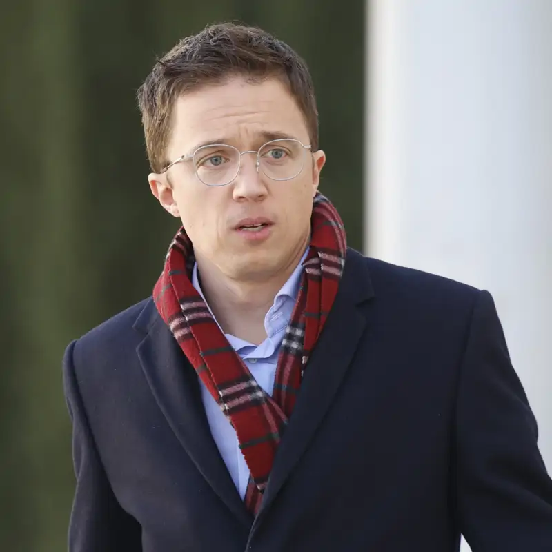 Novedades del caso Íñigo Errejón: el desafío del expolítico paraliza el proceso judicial mientras se analiza el teléfono de Elisa Mouliaá 