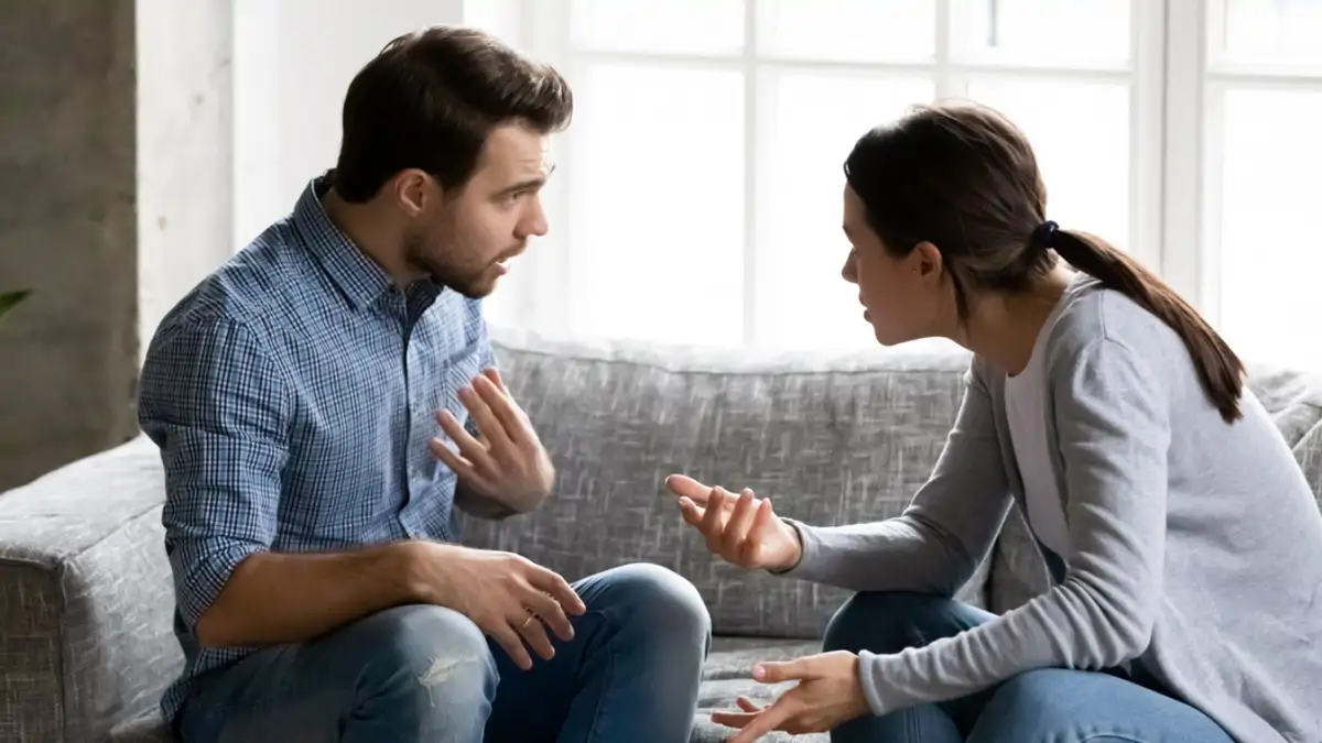 Pareja discutiendo 