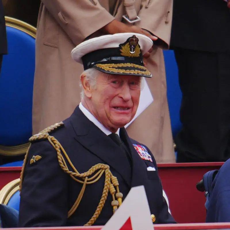 El rey Carlos, flanqueado por toda su familia, reaparece a lo grande tras días de disgustos por culpa del príncipe Harry