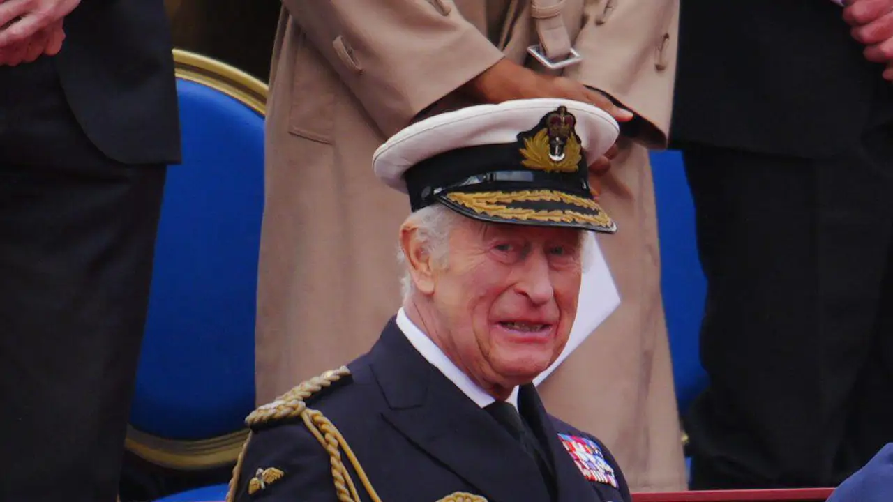 El rey Carlos, flanqueado por toda su familia, reaparece a lo grande tras días de disgustos por culpa del príncipe Harry