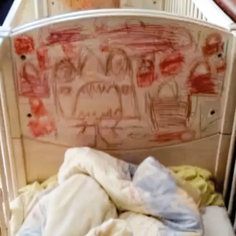 Tres niños vivieron 4 años encerrados entre basura por sus padres