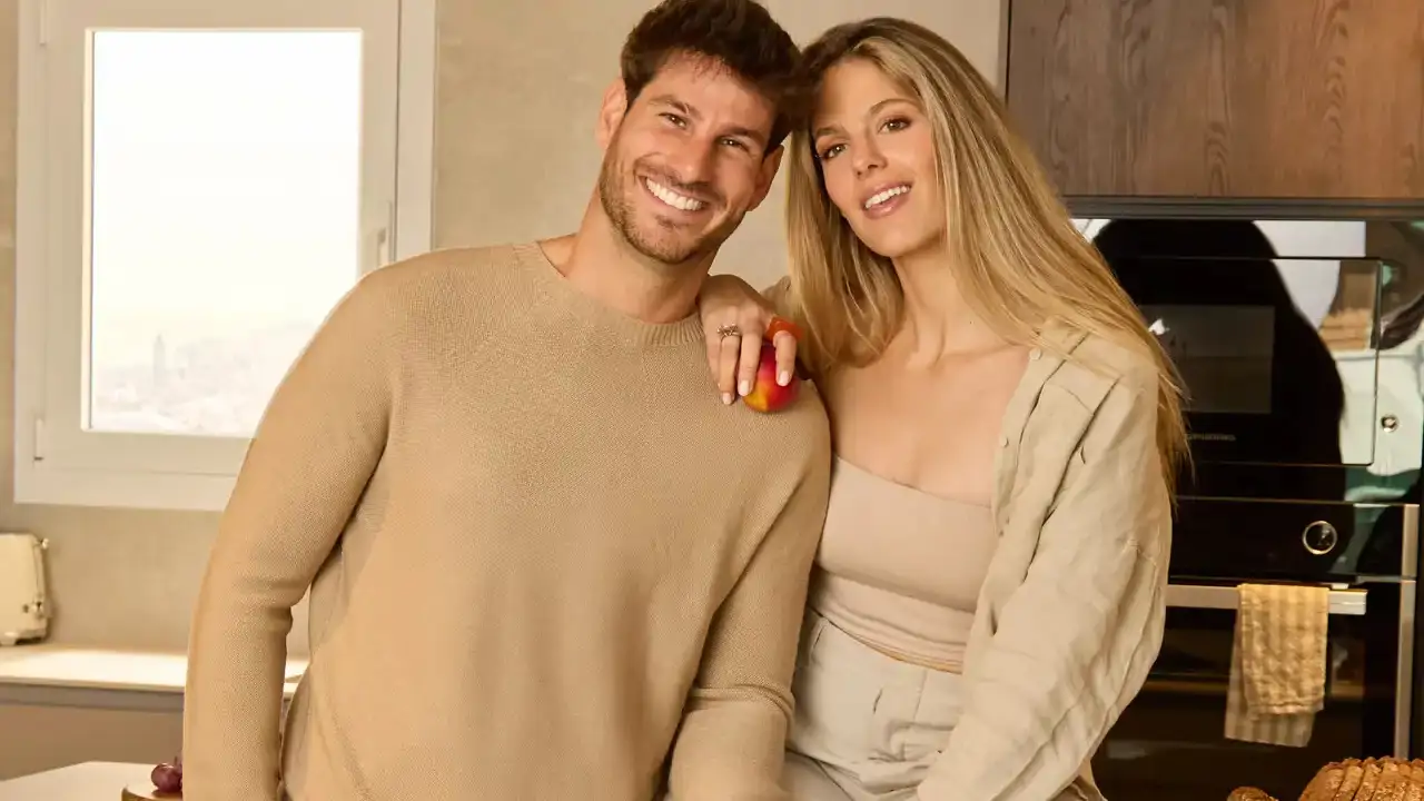 Nos colamos en el idílico ático de Cesc Escolà y Marta Verona ('La Familia de la Tele') en Barcelona: decoración minimalista, lujo silencioso y dos terrazas con unas vistas a la ciudad condal que cortan la respiración
