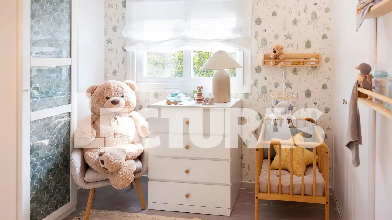 Una habitación muy infantil en colores neutros y con mucho verde