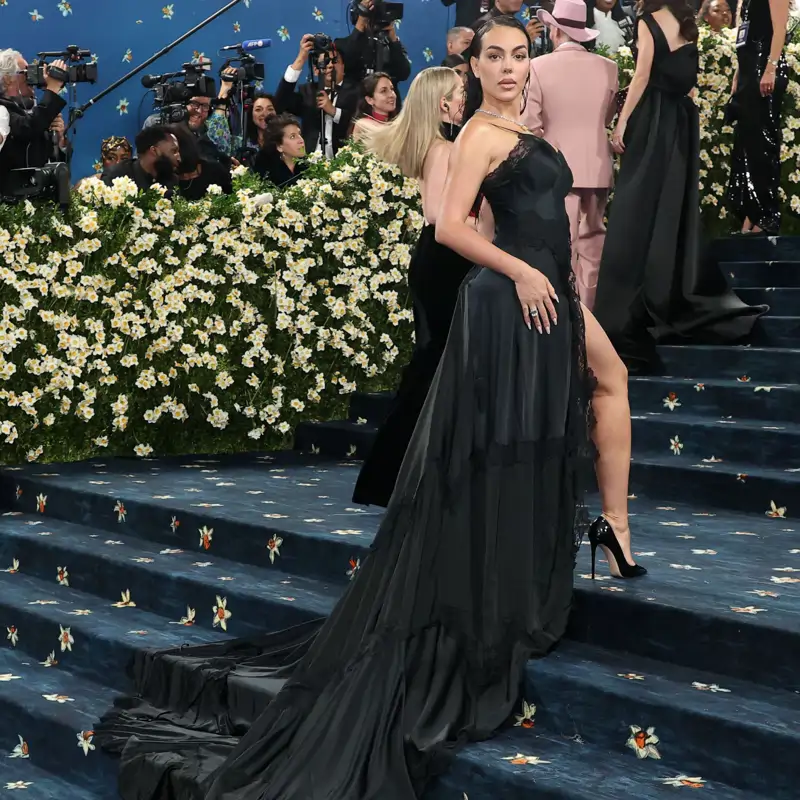 Soy fan de las uñas largas y voy a copiar la manicura francesa 'milky' de Georgina Rodríguez en la MET Gala