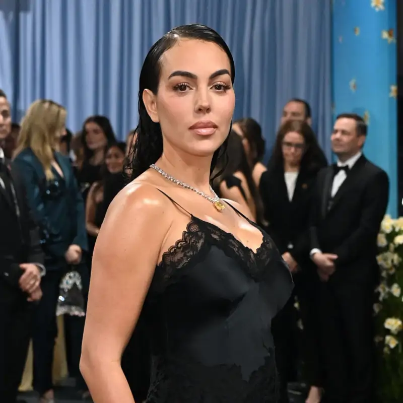 De Rihanna embarazídima a una Rosalía de blanco impoluto y la Georgia Rodríguez más elegante: todos los looks de la alfombra roja de la Gala Met 2025