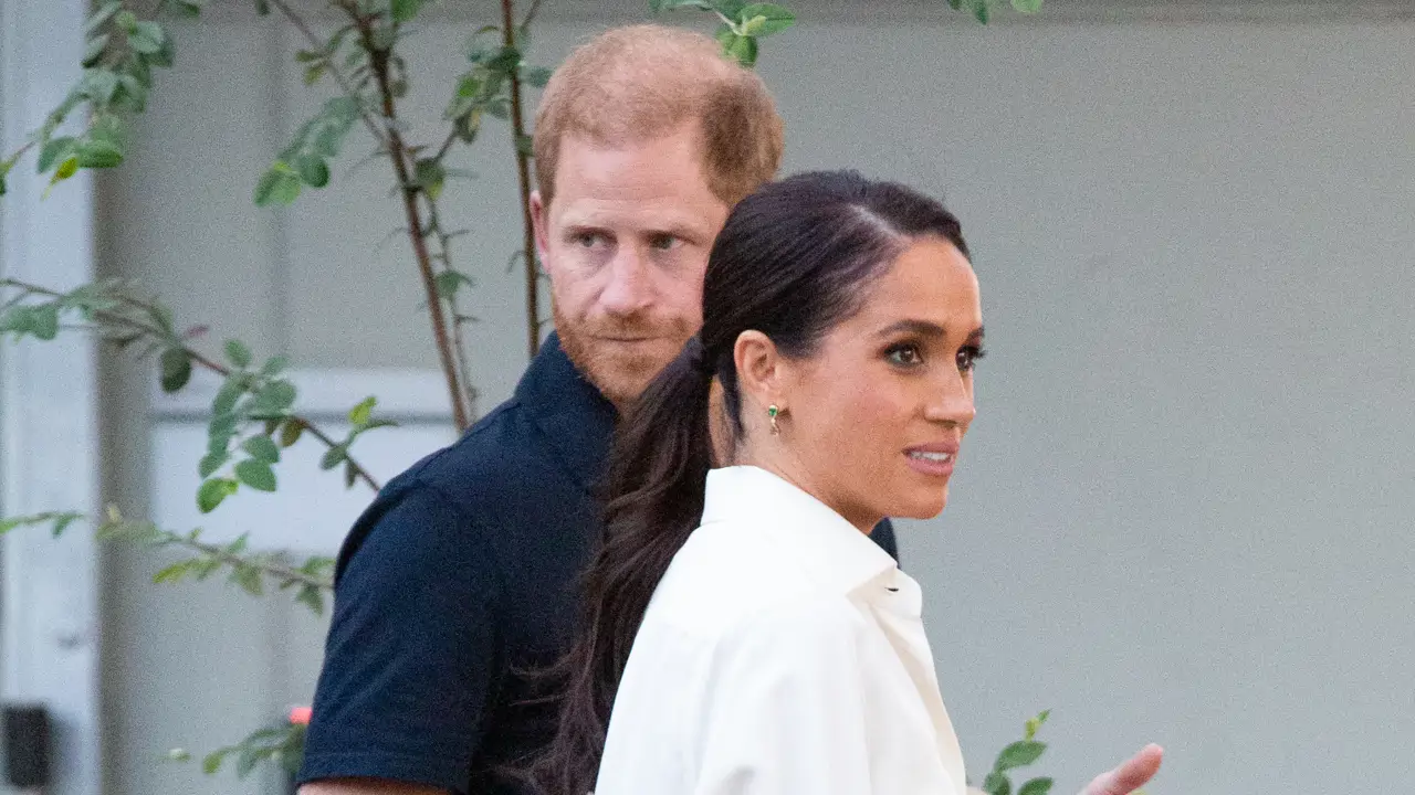 Una experta real, muy dura con Harry y Meghan: “Deberían despojarlos de sus títulos. Estamos hartos de su patética postura”