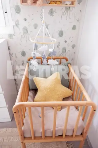 Una cuna clásica de madera