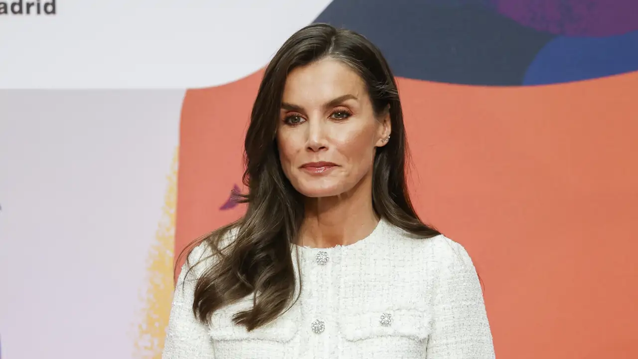 Noticias del corazón: de la posibilidad de que la reina Letizia vista de flamenca a la alfombra roja de la gala MET