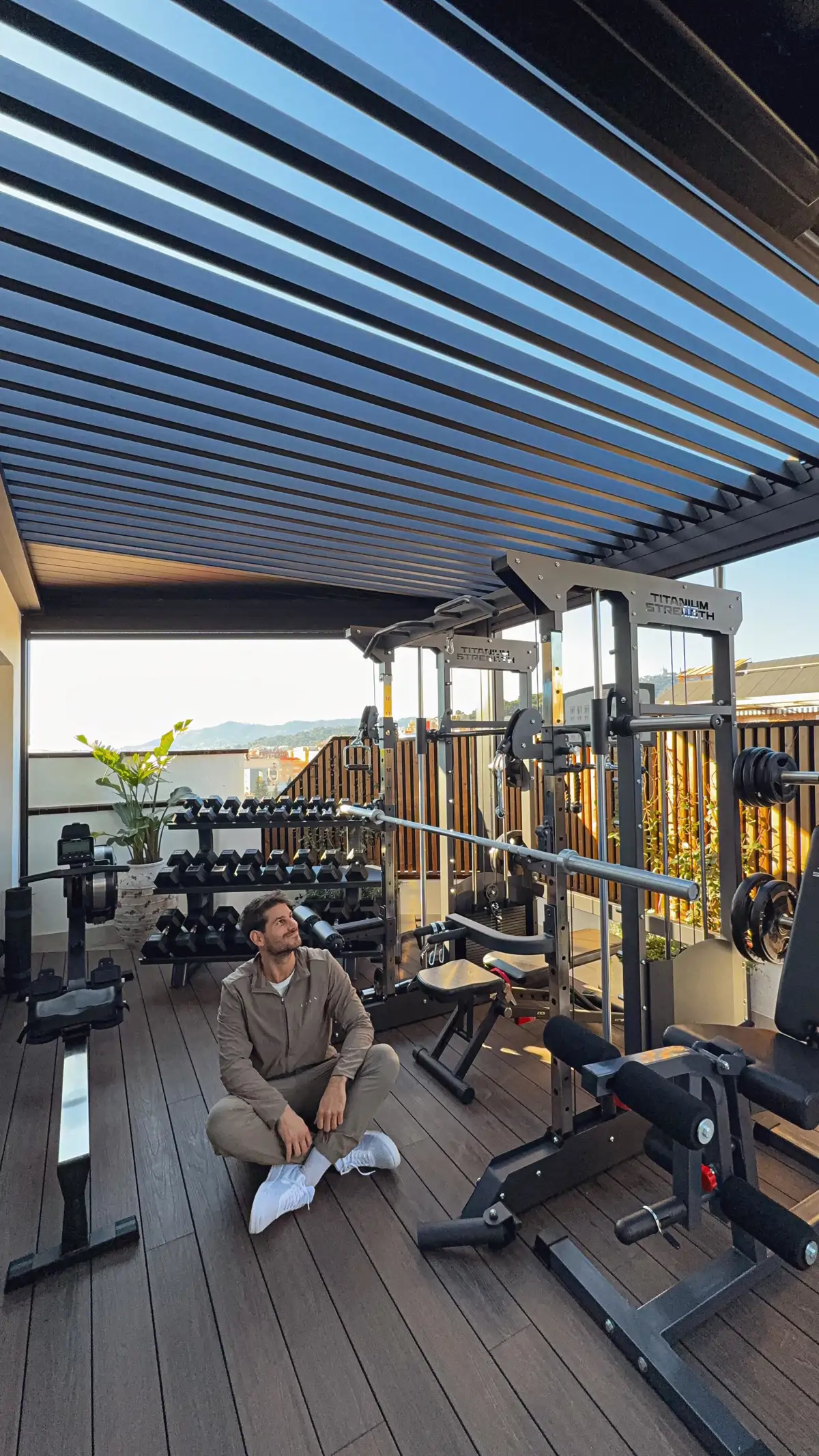 Una terraza con gimnasio y zona de chill out