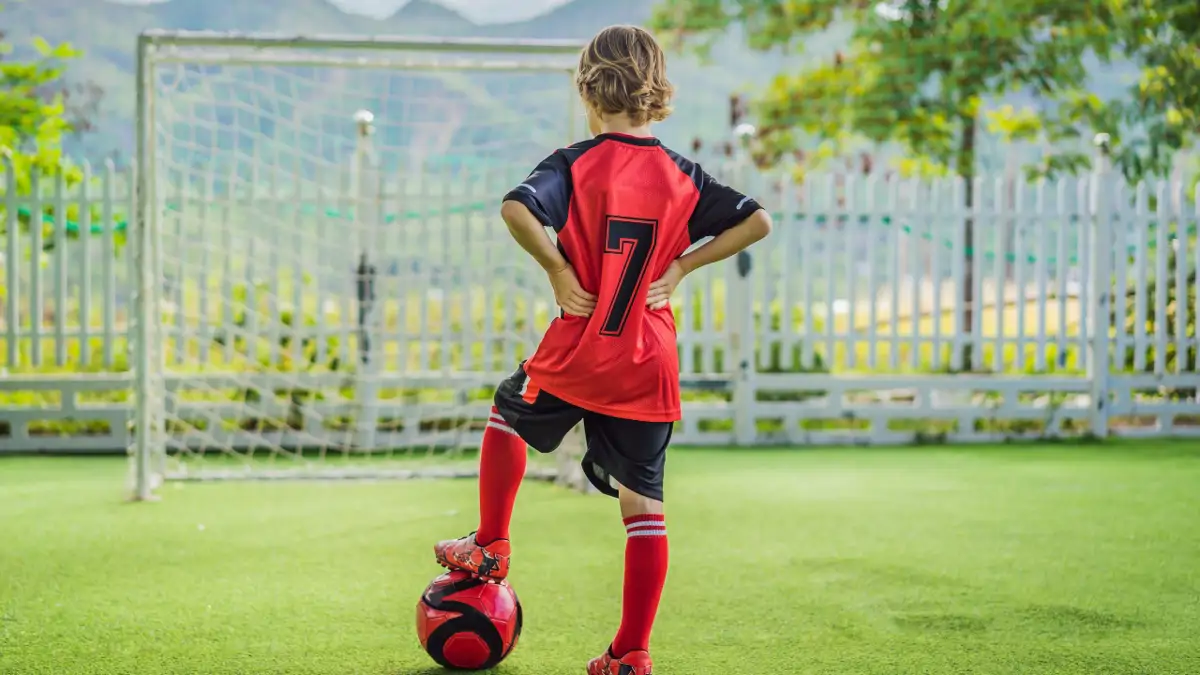 Niños jugando al futbol 