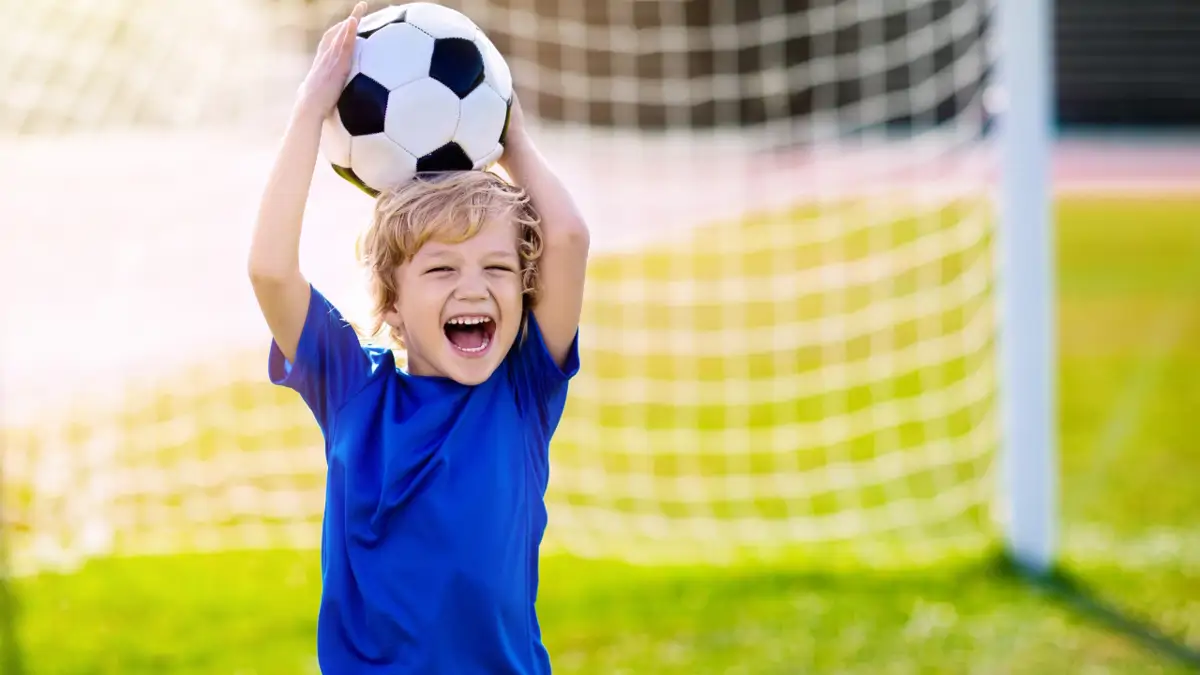 Niños jugando al futbol 