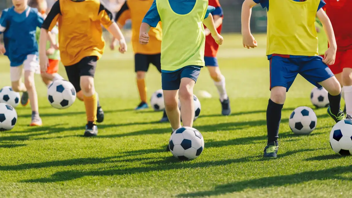 Niños jugando al futbol