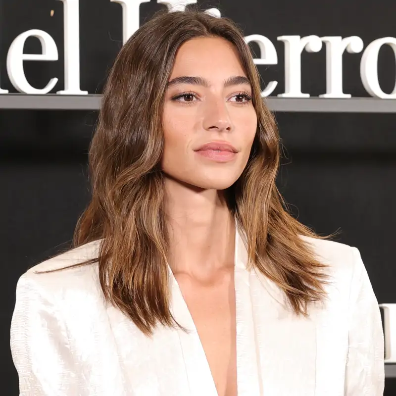 Está en Massimo Dutti: la falda midi que Rocío Crusset ha llevado a la Feria de Abril 2025 y las pijitas +30 ya agotan para vestir con sandalias planas en verano 