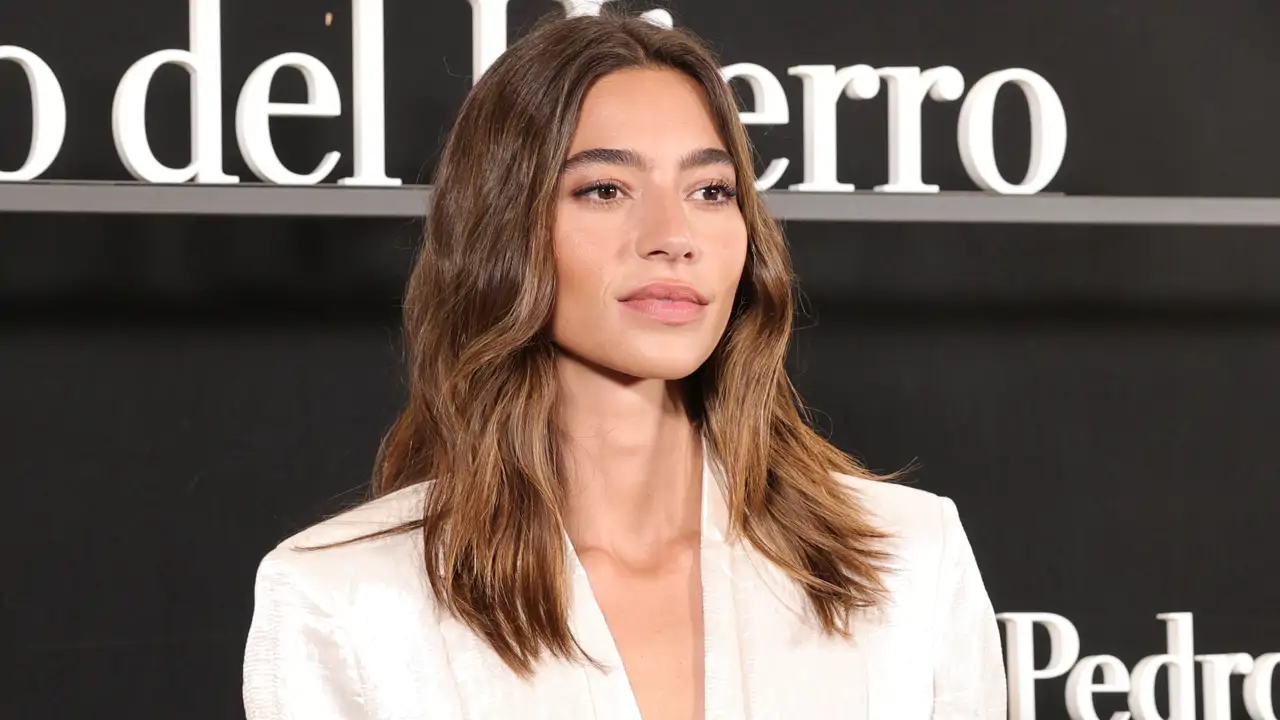 Está en Massimo Dutti: la falda midi que Rocío Crusset ha llevado a la Feria de Abril 2025 y las pijitas +30 ya agotan para vestir con sandalias planas en verano 
