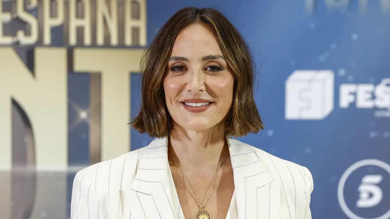 Traje de chaqueta en primavera sí, pero así: Tamara Falcó apuesta por el traje de lino rosa que las +40 elegantes imitarán para ir a la oficina con mocasines 