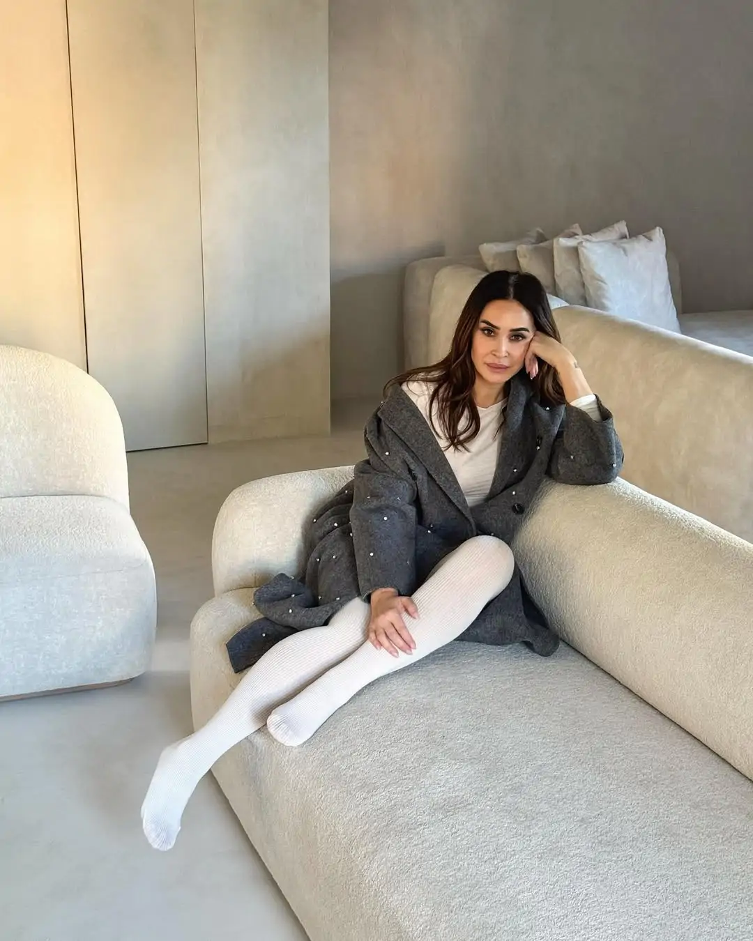Un salón con muebles de estilo bold
