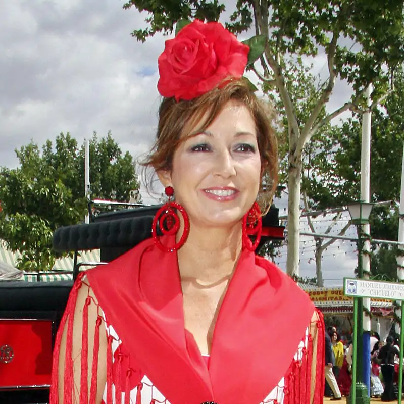 El vestido de flamenca de Ana Rosa Quintana en la Feria de Sevilla tiene maxi lunares y no pasa de moda 15 años después