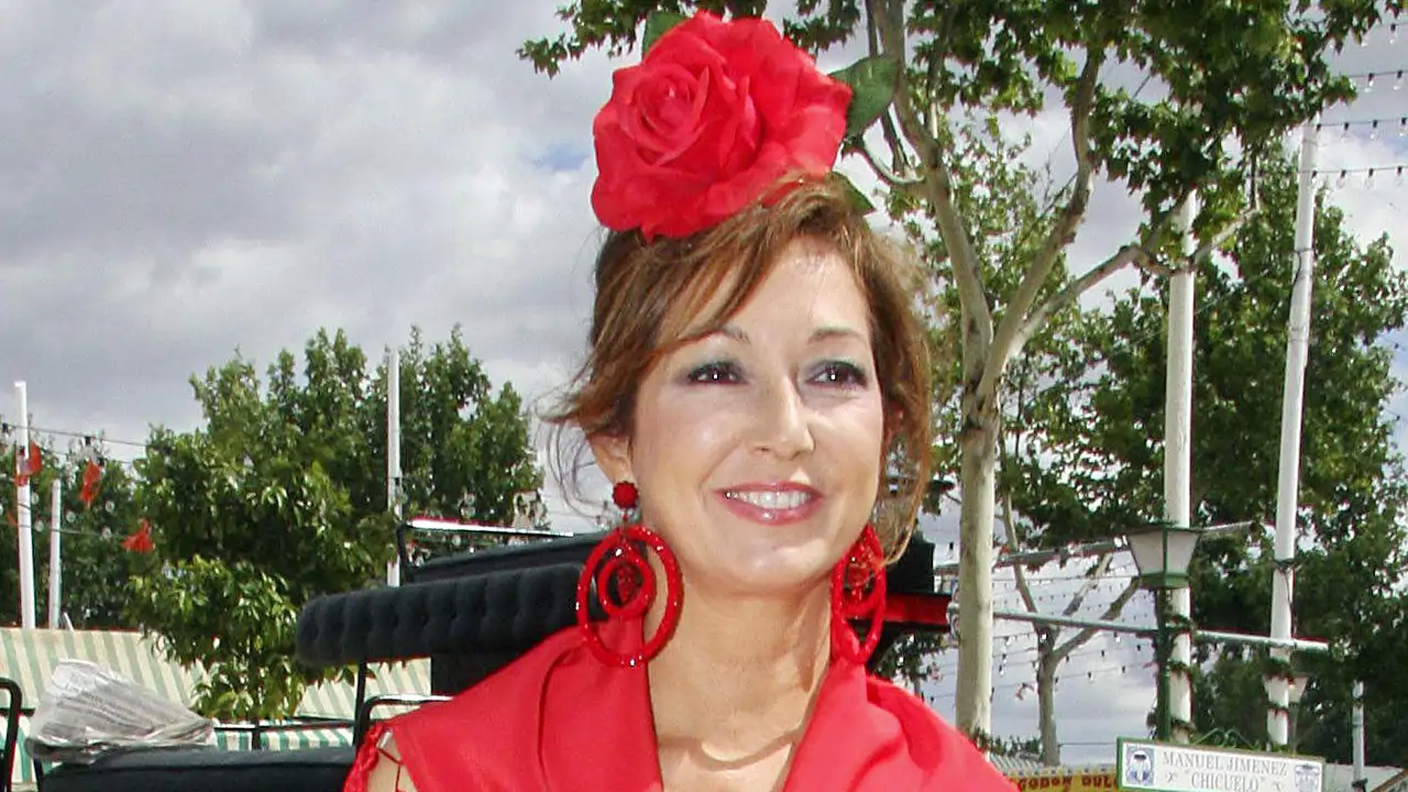 El vestido de flamenca de Ana Rosa Quintana en la Feria de Sevilla tiene maxi lunares y no pasa de moda 15 años después