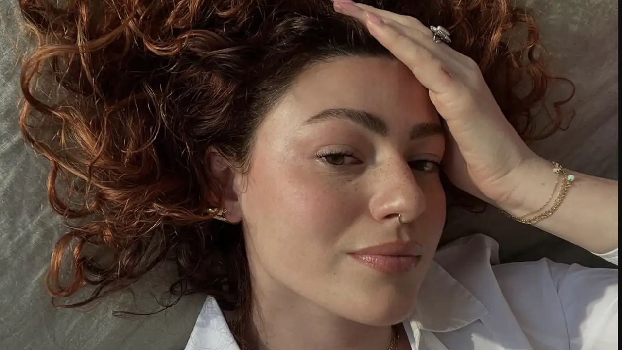 Brittany Minetti, experta en rizos, tras probar la crema definidora más vendida de Sephora: "Mi cabello se sentía crujiente mientras se secaba, pero luego quedó suave"