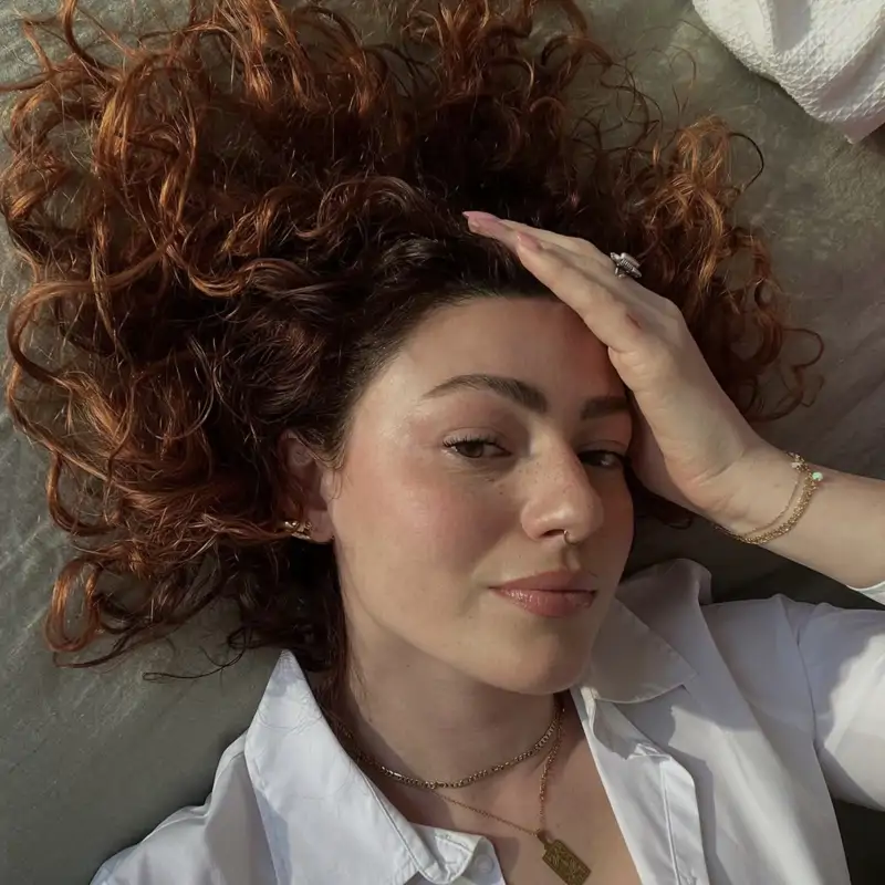 Brittany Minetti, experta en rizos, tras probar la crema definidora más vendida de Sephora: "Mi cabello se sentía crujiente mientras se secaba, pero luego quedó suave"
