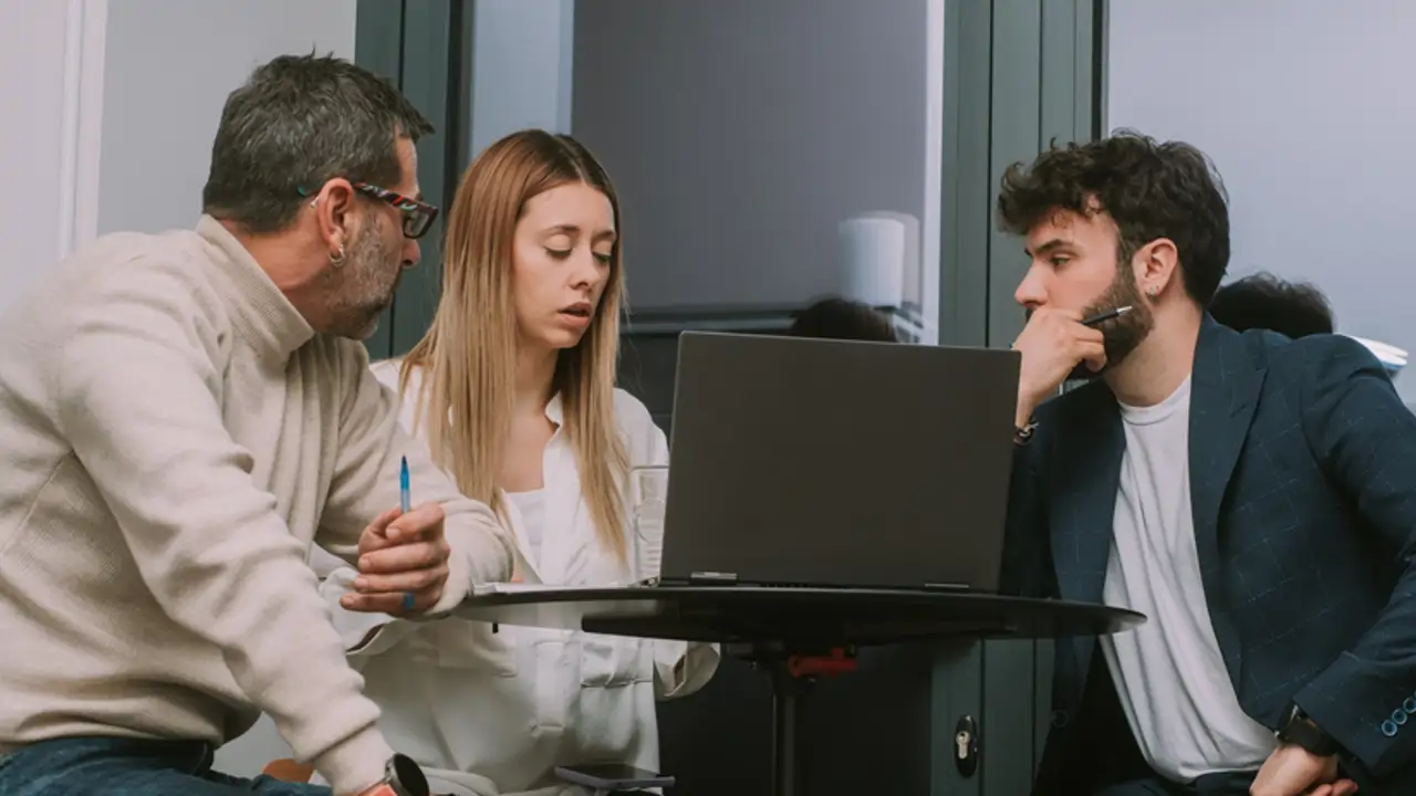 Qué dice la psicología de las personas que interrumpen constantemente las conversaciones