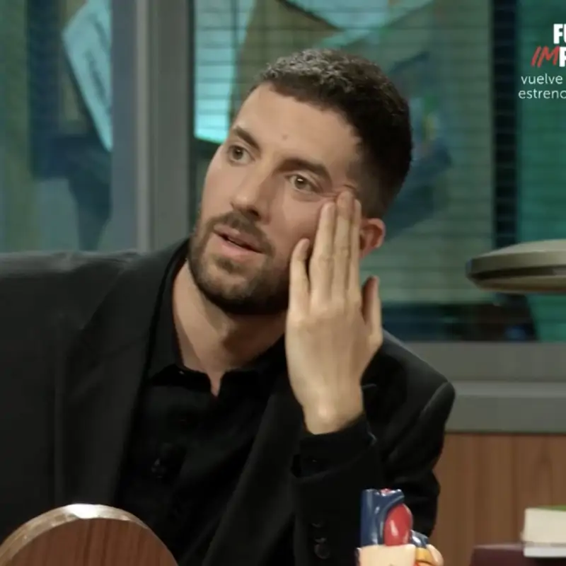 La preocupación de David Broncano al enterarse en el directo de 'La Revuelta' de la fumata blanca del Papa: "Espérate que haya programa"