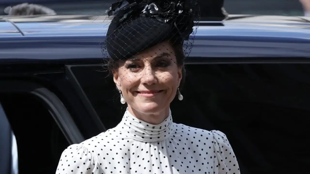 El guiño inesperado de Kate Middleton a la Feria de Sevilla con el vestido de lunares con fajín que es ideal para una boda de día