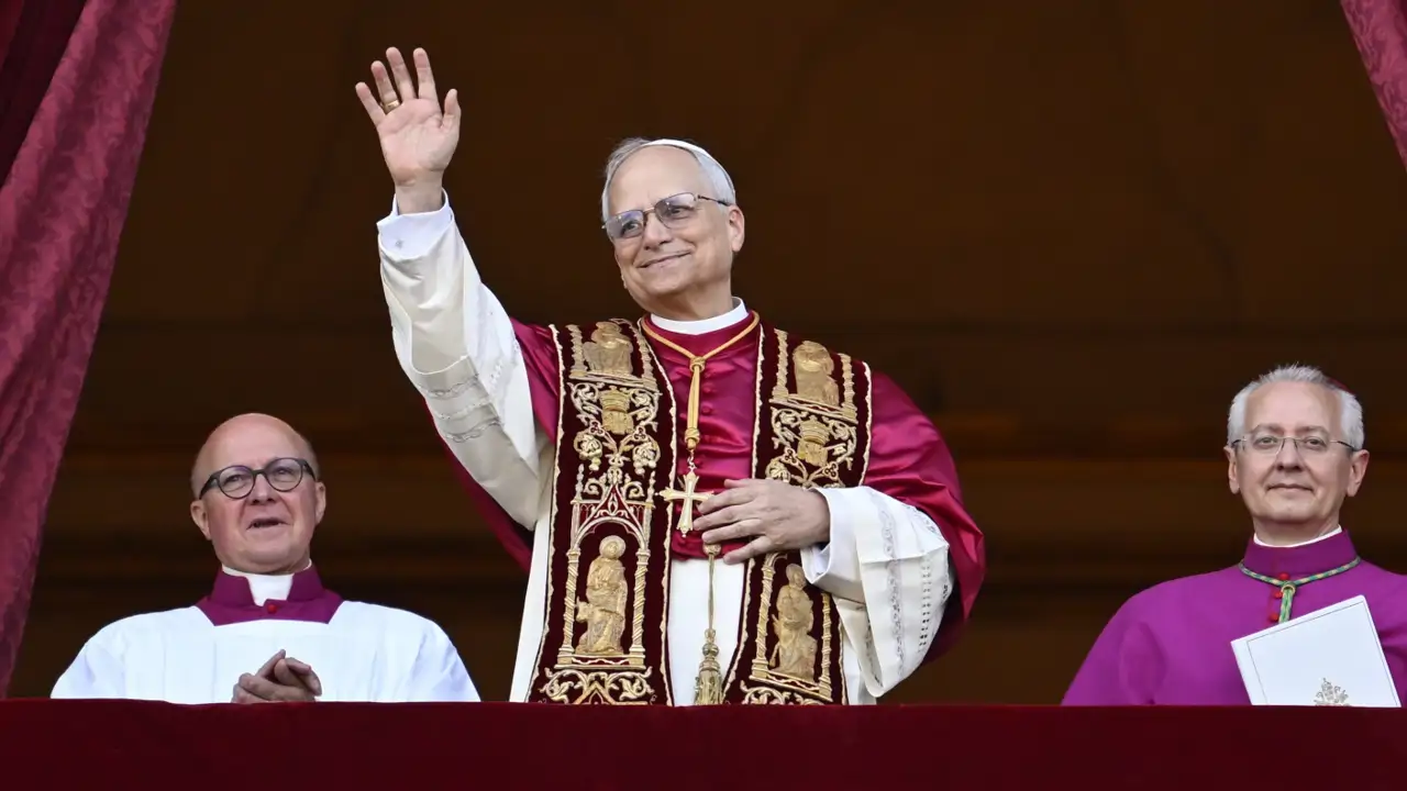 Quién es Robert Francis Prevost, nuevo papa León XIV: misionero, madre de ascendencia española y un vínculo con el papa Francisco