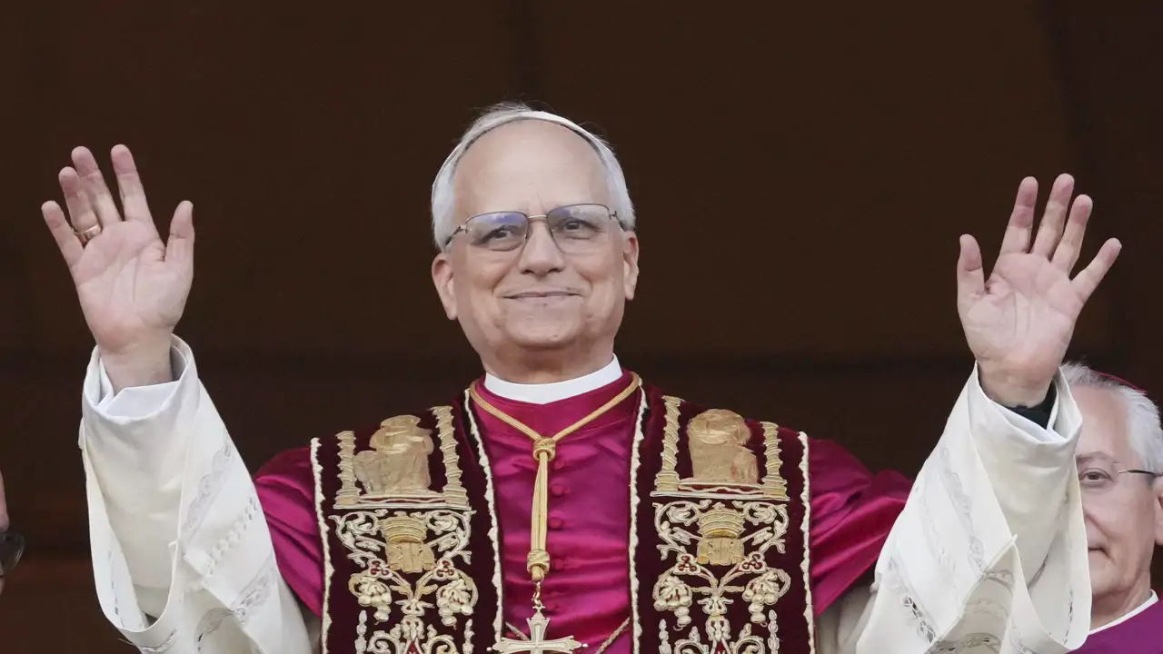 El nuevo papa se presenta al mundo en la plaza de San Pedro del Vaticano: el cardenal estadounidense Robert Prevost será León XIV