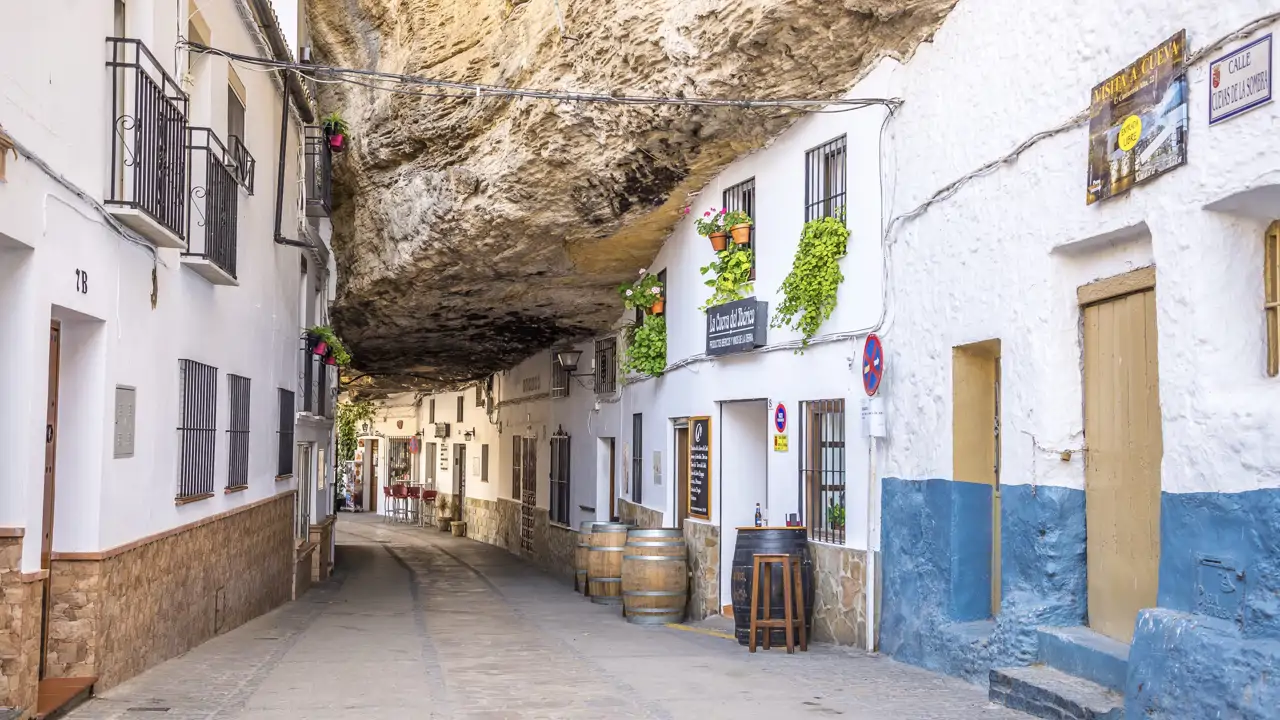 Este pueblo de Cádiz es uno de los diez más bonitos de España: nació bajo las rocas, es blanco y se escucha a un bebé llorar cada noche