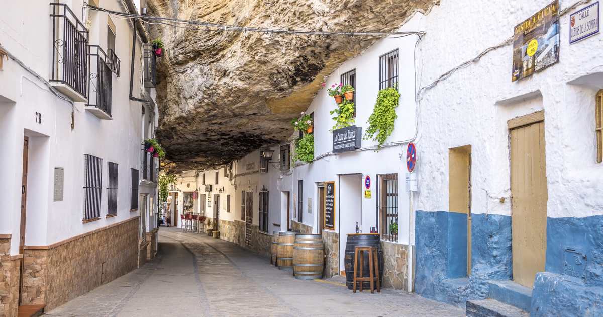 Setenil de las Bodegas: El Pueblo de Cádiz Esculpido en la Roca que Te Dejará Sin Aliento