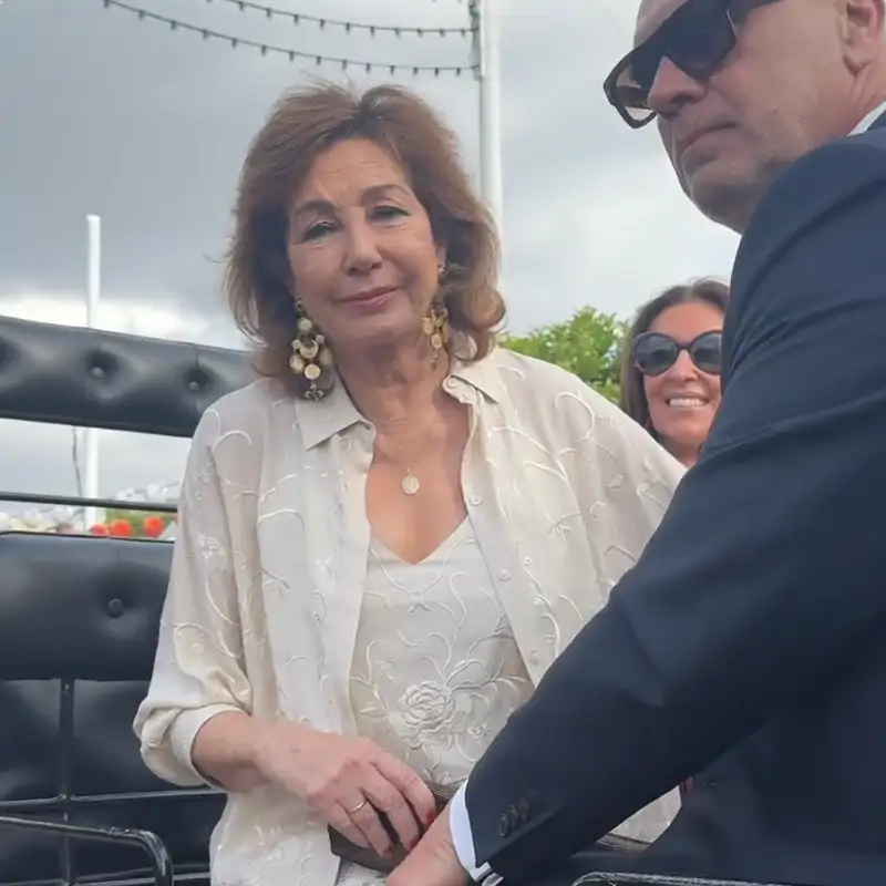 Ana Rosa Quintana se deja ver en la Feria de Abril junto a su marido 
