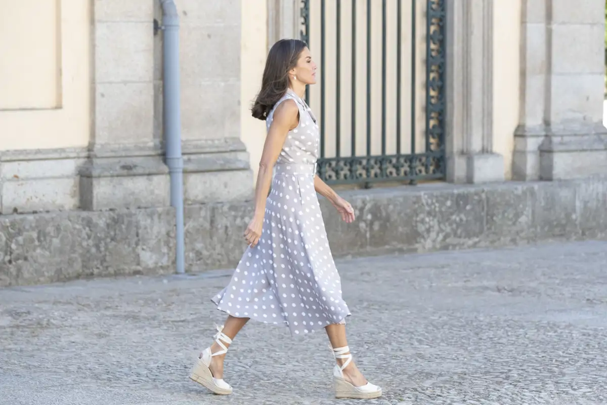 La reina Letizia con alpargatas