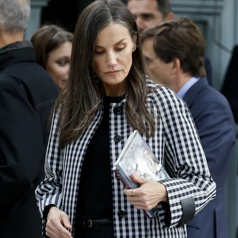 Las compras de la reina Letizia en su visita a la Feria del Libro permanente en la Cuesta de Moyano