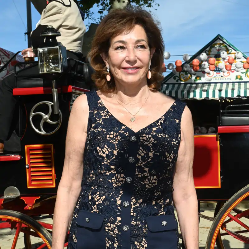 Ana Rosa Quintana sorprende con el vestido de encaje +60 más elegante en la Feria de Sevilla