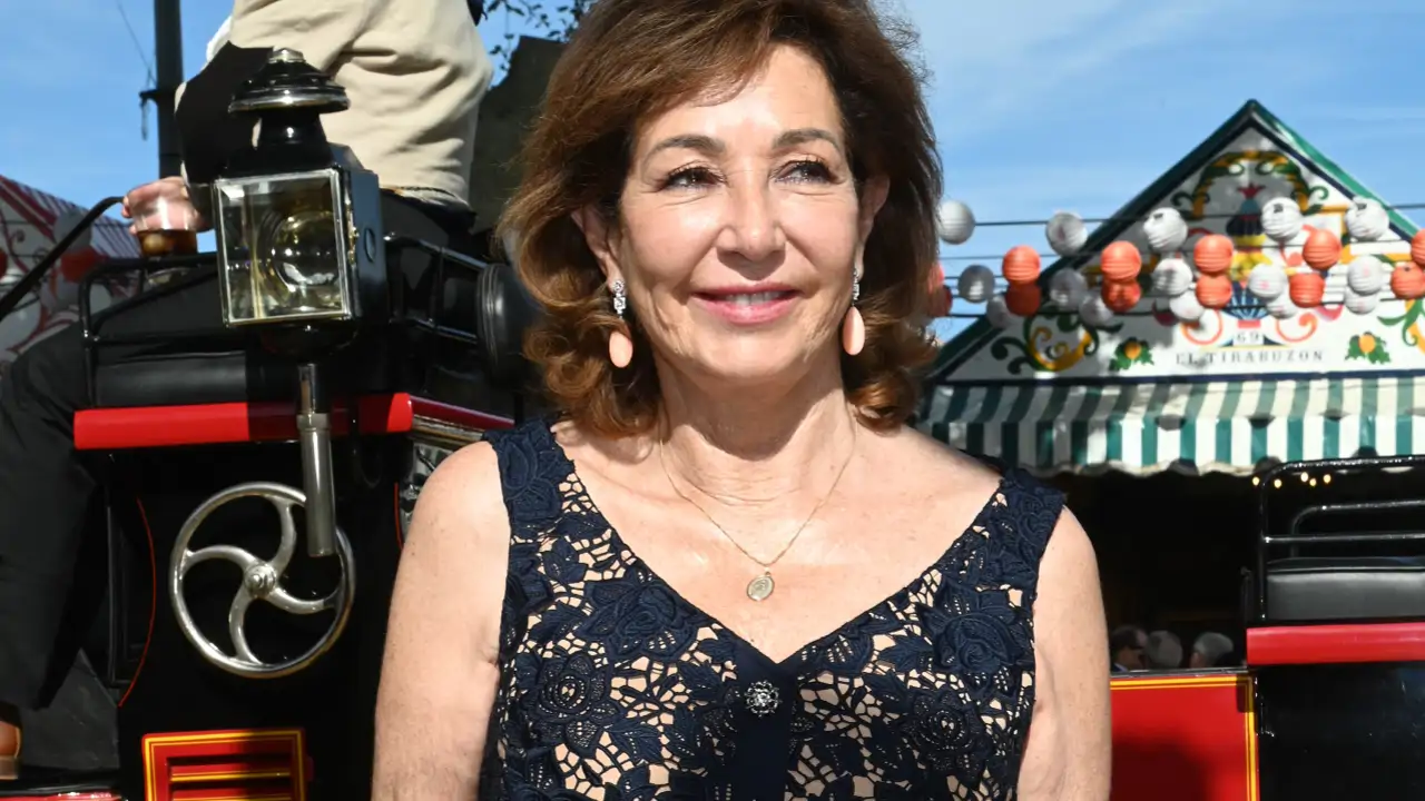 Ana Rosa Quintana sorprende con el vestido de encaje +60 más elegante en la Feria de Sevilla