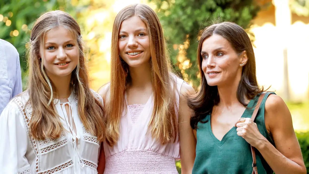 La reina Letizia recibe, para sus hijas Leonor y Sofía, el regalo más ‘fantástico’ de todos: “Voy con cuidado”