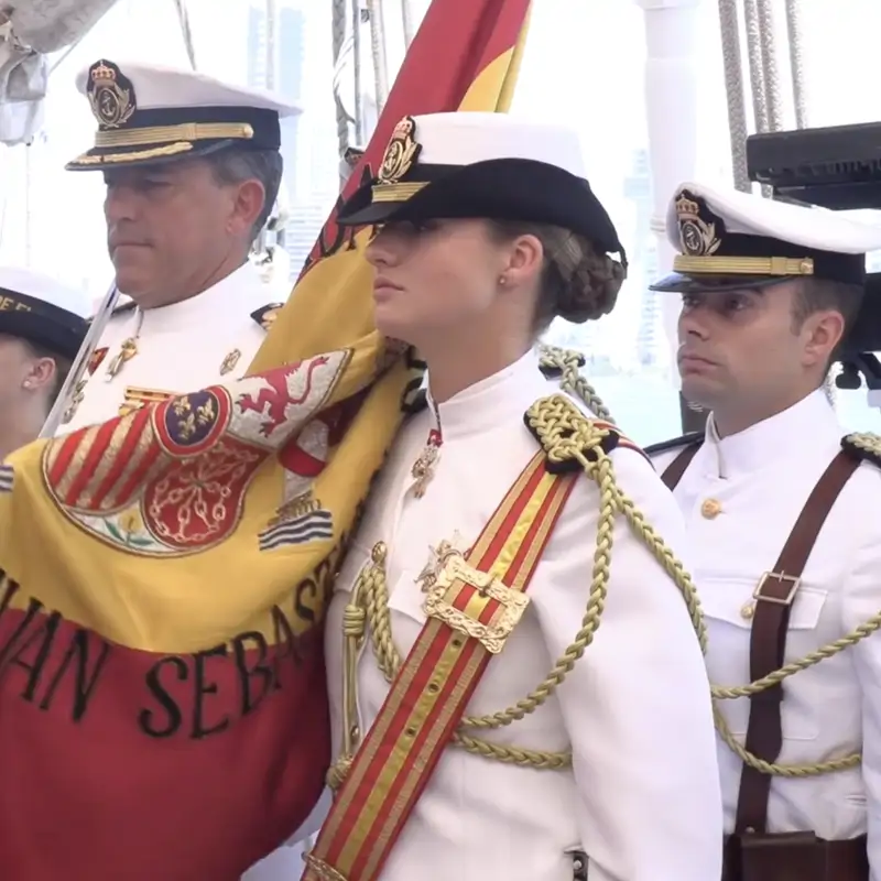 Leonor, de lo más solemne y vestida de gala, ejerce un nuevo honor abordo del buque Juan Sebastián Elcano