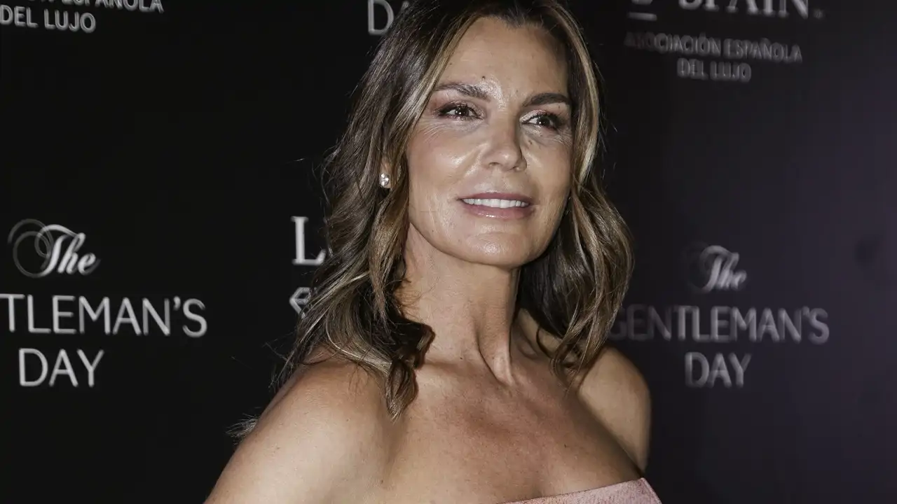 Mar Flores, perfecta con el look de invitada +50 que realza el moreno, ideal para este verano