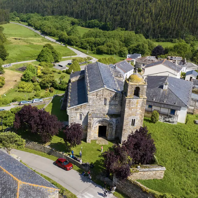 Es el pueblo con la iglesia más antigua de Galicia y tiene además una playa absolutamente espectacular