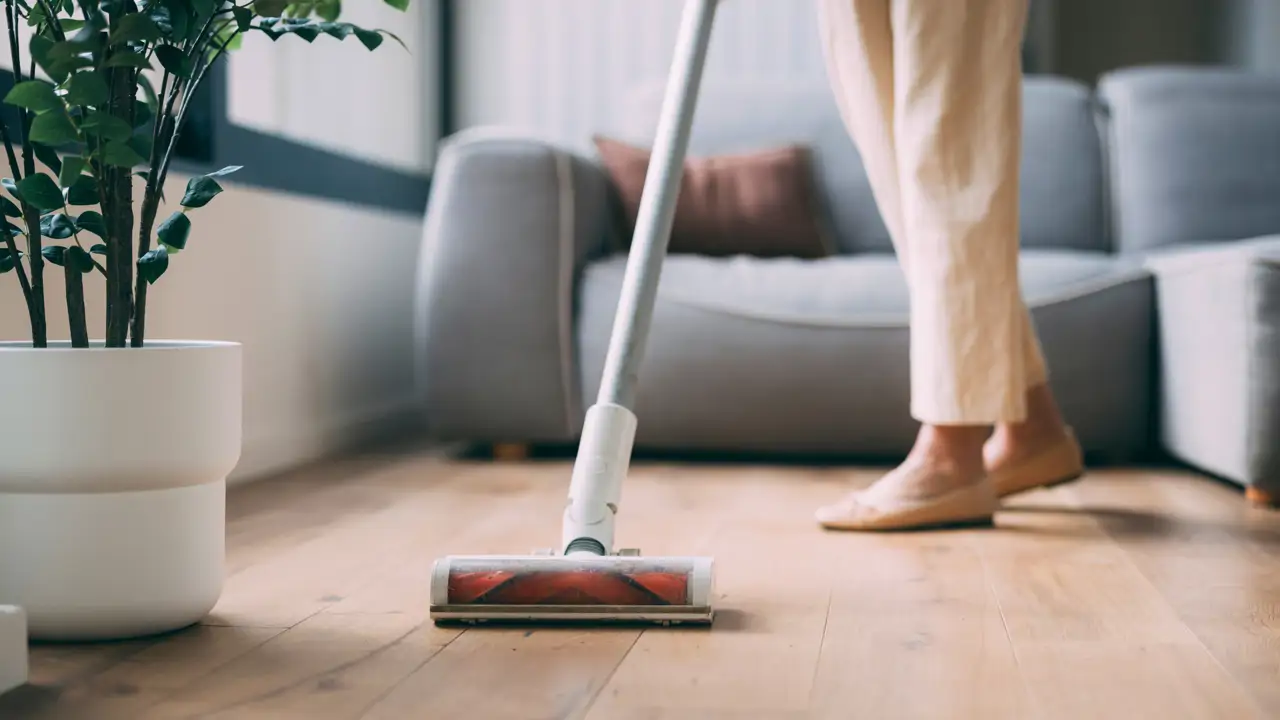 El Corte Inglés “liquida” la aspiradora sin cable de Dyson para casas con perros o gatos por menos de 300€