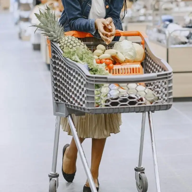 Esto es lo que opina la psicología sobre las personas que dejan propina o guardan el carro de la compra en su lugar: los gestos que marcan la diferencia