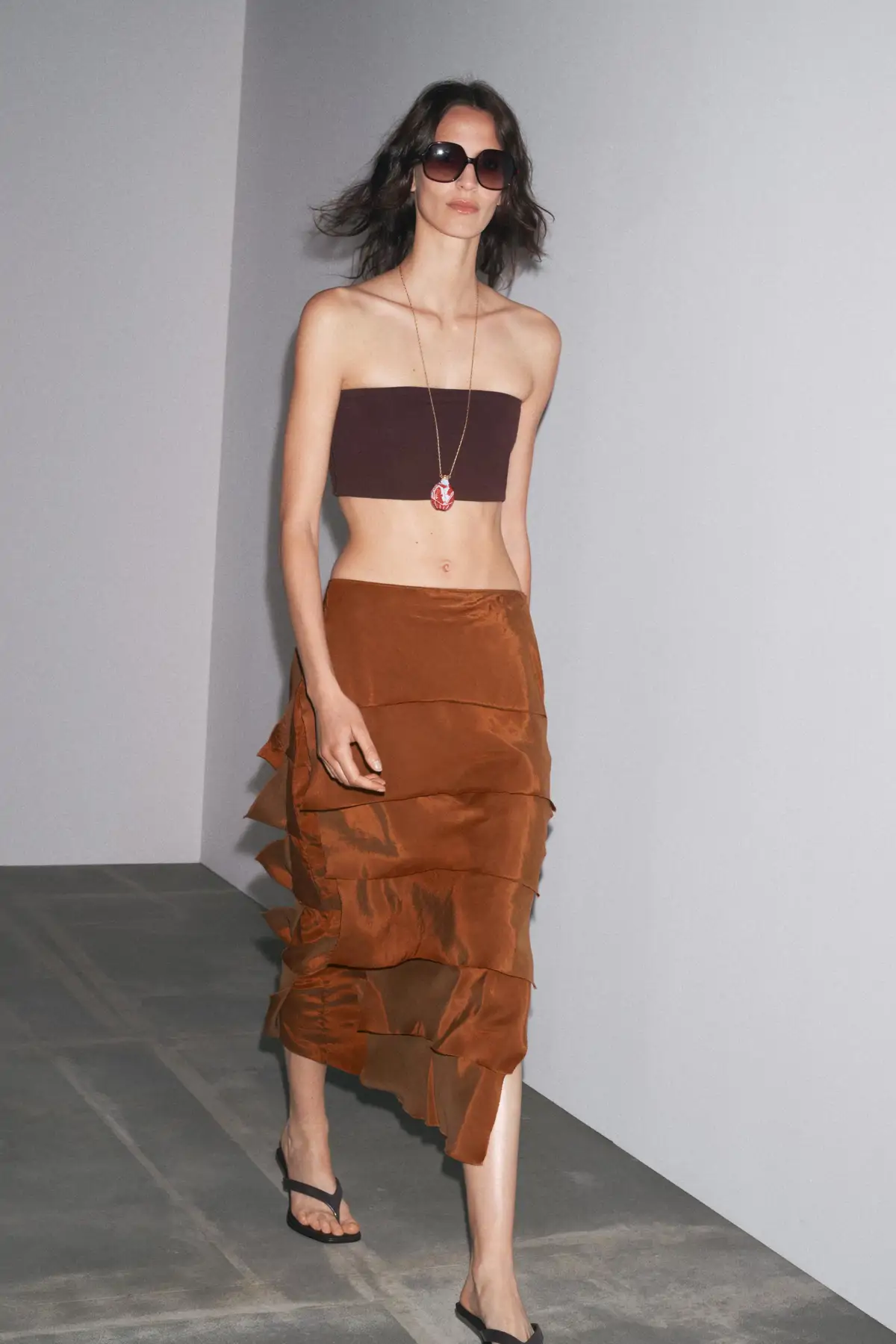 Falda midi con volantes