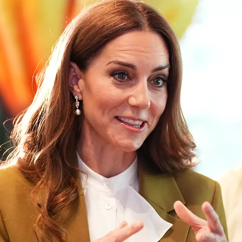 Kate Middleton enamora con un traje verde de estreno de Victoria Beckham con guiño a la reina Isabel II
